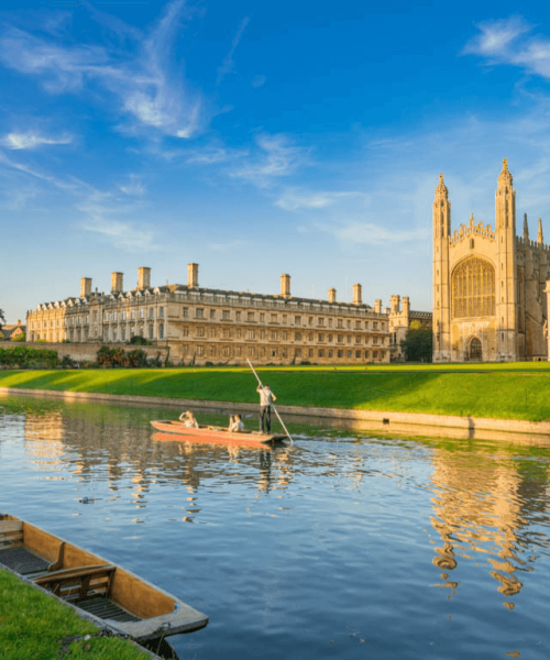 King’s College Chapel em Cambridge, com céu azul e paisagem tranquila