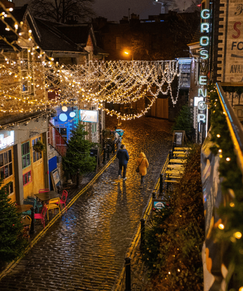 Vista urbana de Glasgow com arquitetura histórica e céu azul, Escócia