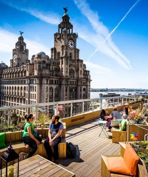ista do Royal Liver Building em Liverpool a partir de um terraço ao ar livre
