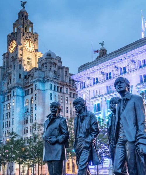 Estátua dos Beatles na frente do edifício Royal Liver, Liverpool