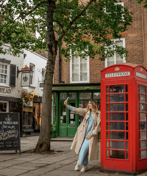 Cabine telefônica vermelha em rua arborizada de Richmond upon Thames, Londres
